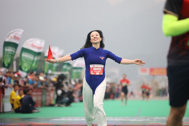 Tiền Phong Marathon 2023: Chạy giữa hàng cờ Tổ quốc - Ảnh 11.