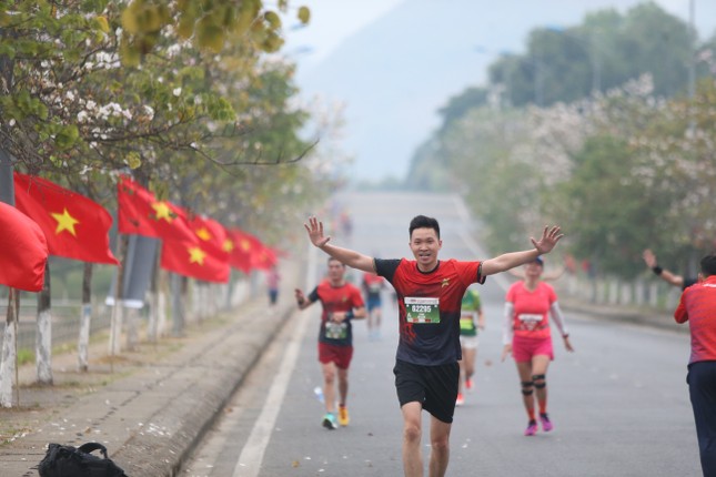 Tiền Phong Marathon 2023: Chạy giữa hàng cờ Tổ quốc - Ảnh 8.