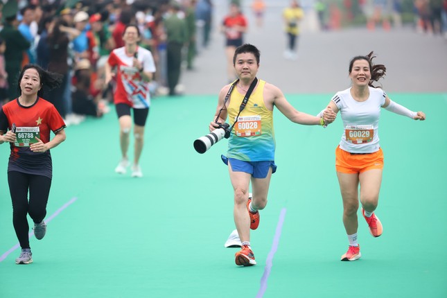 Hình ảnh &quot;tình yêu&quot; về đích tại Tiền Phong Marathon 2023  - Ảnh 5.