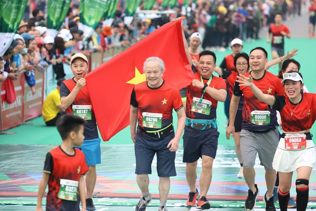 Hình ảnh &quot;tình yêu&quot; về đích tại Tiền Phong Marathon 2023  - Ảnh 2.