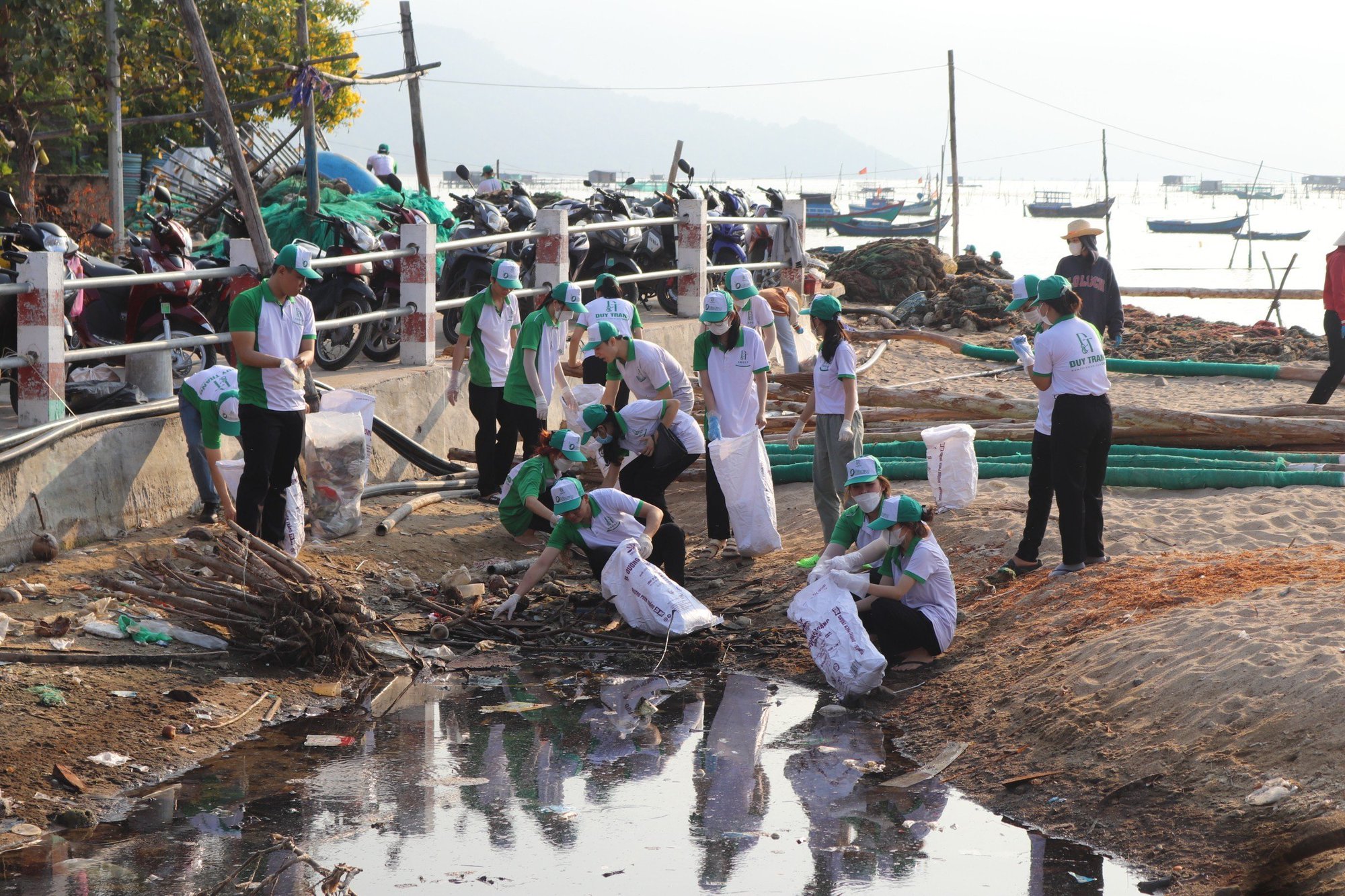 Nha Trang: Trên 115 thanh niên ra quân làm sạch môi trường - Ảnh 1.