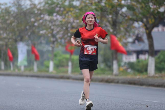 Tiền Phong Marathon 2023: Chạy giữa hàng cờ Tổ quốc - Ảnh 4.