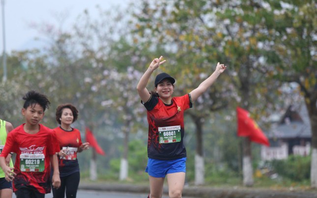 Tiền Phong Marathon 2023: Chạy giữa hàng cờ Tổ quốc