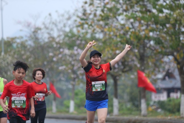 Tiền Phong Marathon 2023: Chạy giữa hàng cờ Tổ quốc - Ảnh 3.
