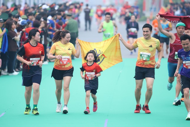 Hình ảnh &quot;tình yêu&quot; về đích tại Tiền Phong Marathon 2023  - Ảnh 4.