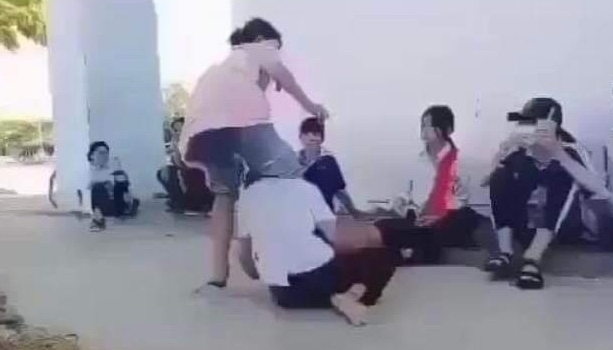 Làm rõ vụ học sinh bị bạn đánh phải quỳ lạy van xin ở Tuy Phong tỉnh Bình Thuận - Ảnh 1.