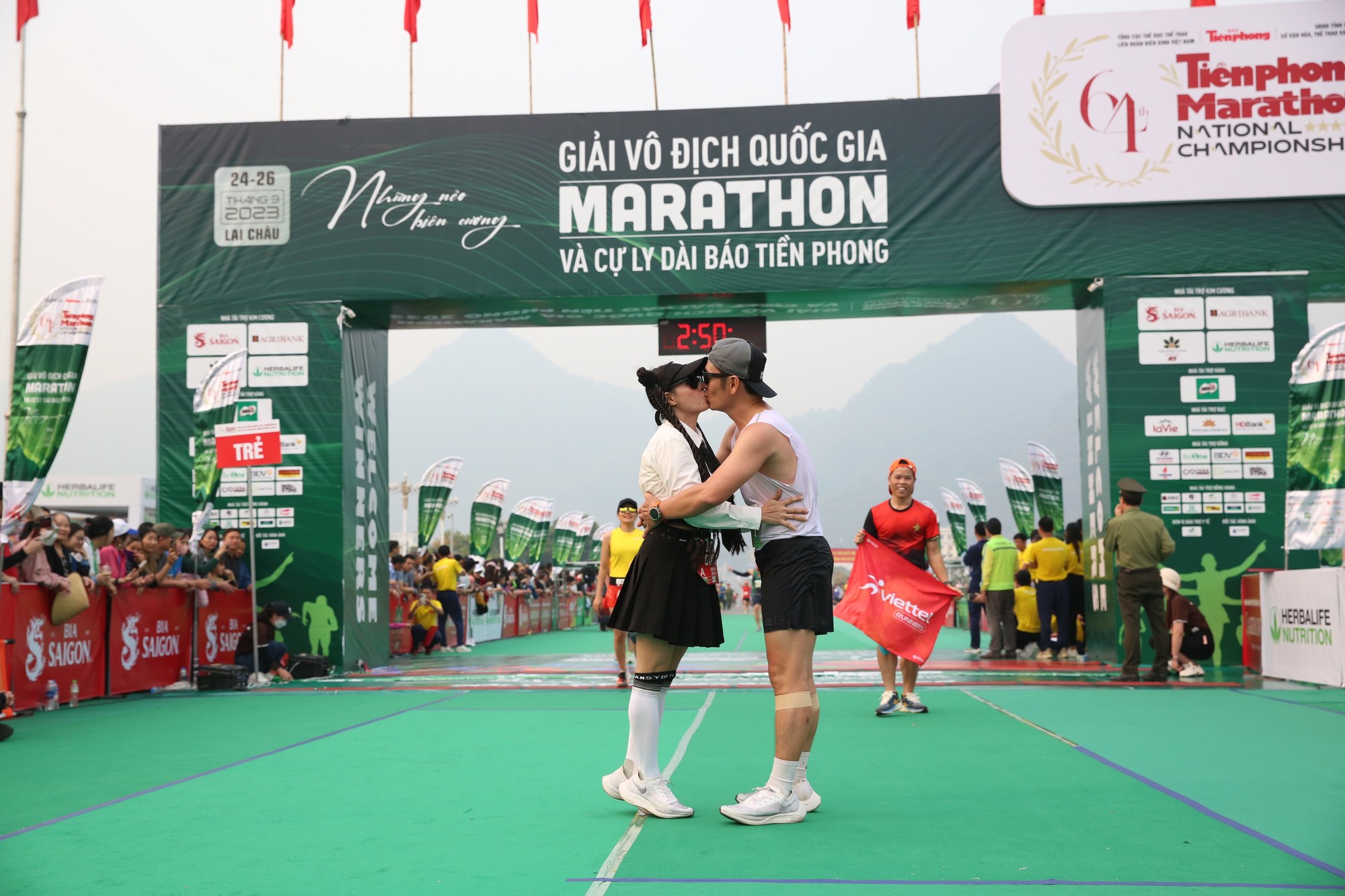 Hình ảnh &quot;tình yêu&quot; về đích tại Tiền Phong Marathon 2023  - Ảnh 6.