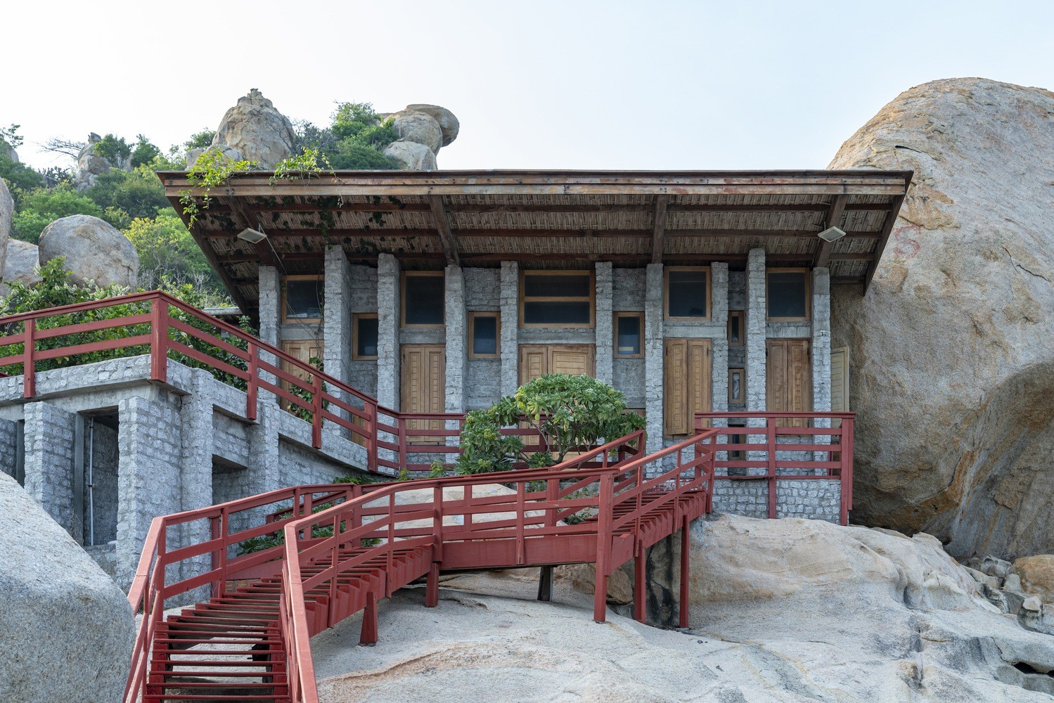 Độc đáo ngôi nhà trên tảng đá khổng lồ ở Ninh Thuận - Ảnh 1.