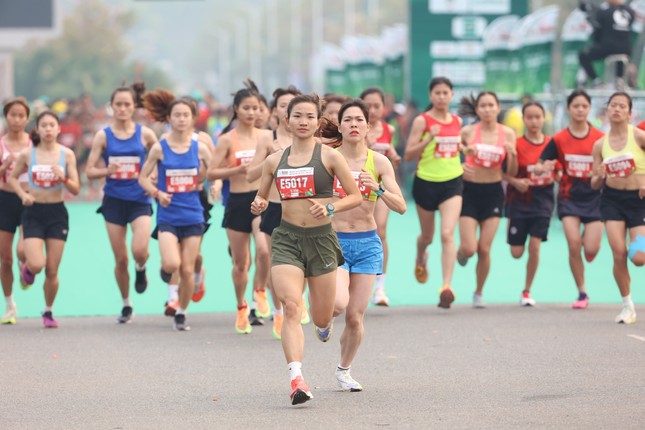 Tiền Phong Marathon 2023: Hoàng Nguyên Thanh lập &quot;cú poker&quot; trên đường chạy 42km - Ảnh 6.