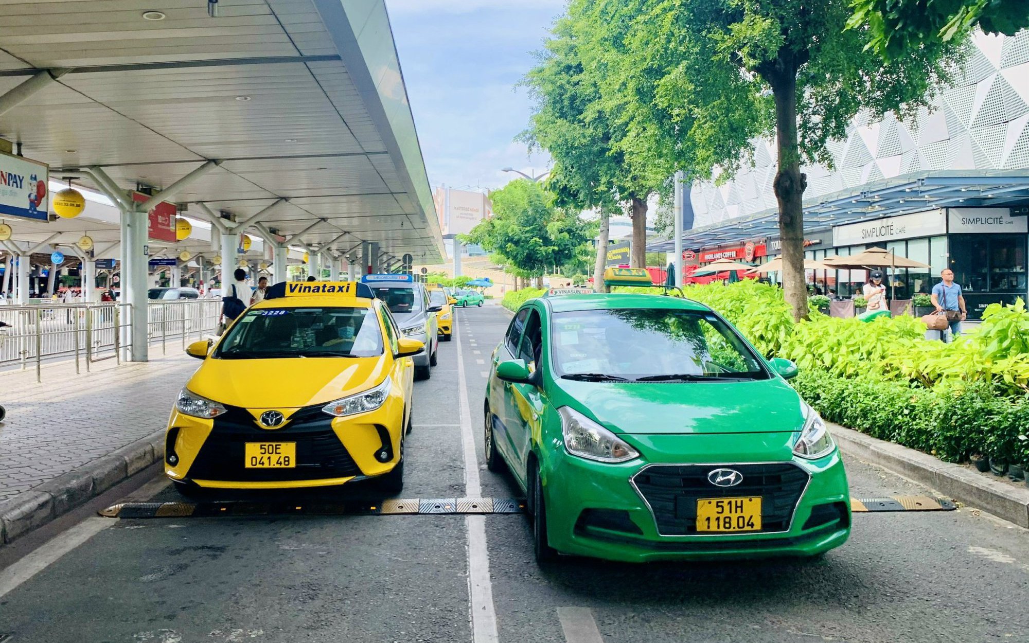 Từ 1/4, khách đi taxi vào Tân Sơn Nhất có thể phải "gánh" nhiều loại phí