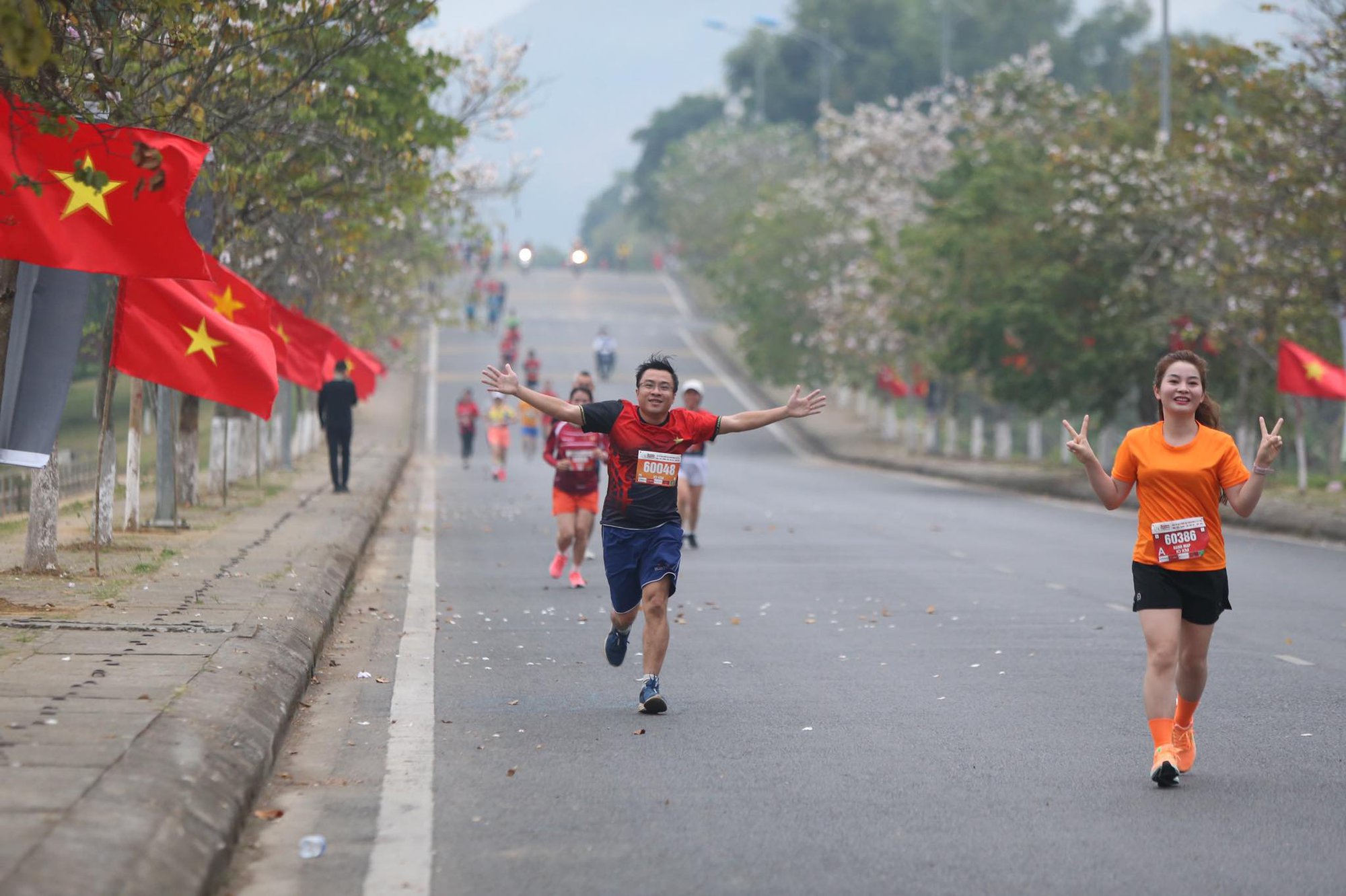 Tiền Phong Marathon 2023: Chạy giữa hàng cờ Tổ quốc - Ảnh 7.