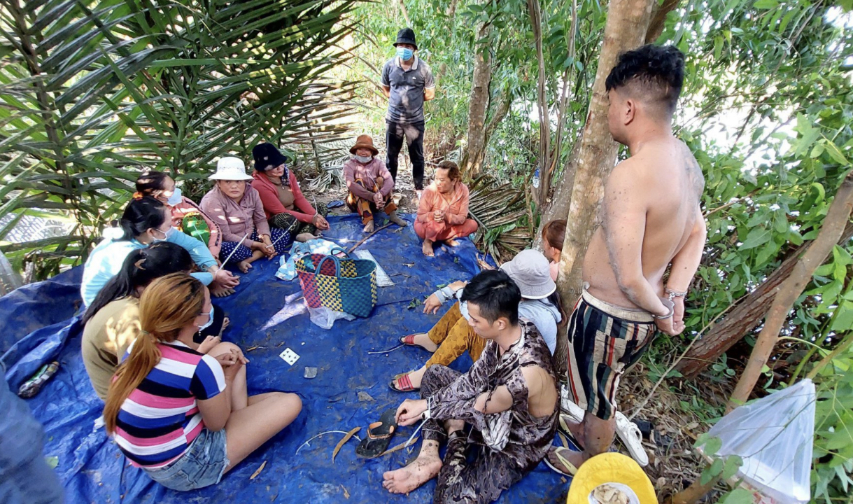 Đồng Nai: Xoá tụ điểm đánh bạc ở chòi hoang, bắt giữ nhiều phụ nữ đang sát phạt nhau trên chiếu bạc - Ảnh 1.