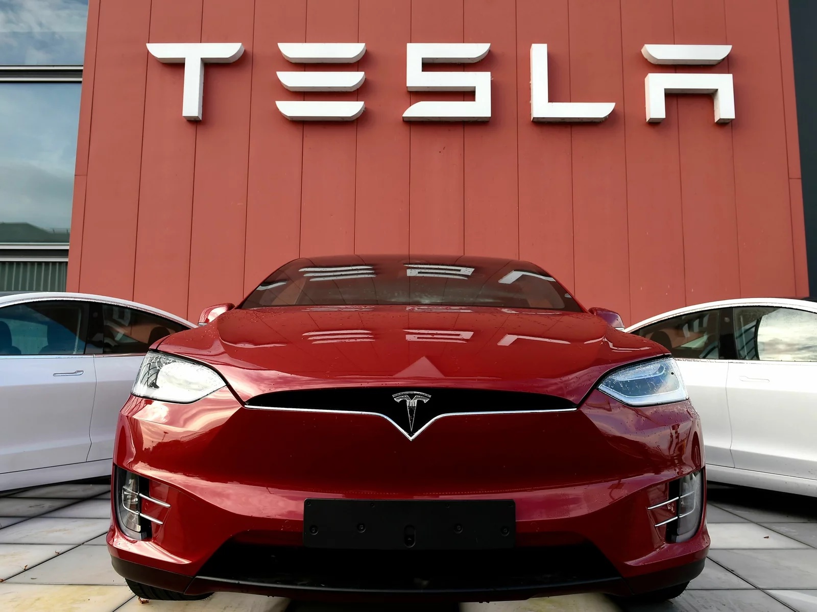 Tesla Inc đã bị kiện bởi những khách hàng cho rằng họ đã bị buộc phải trả giá cắt cổ và phải chờ đợi lâu để sửa chữa ô tô do công ty độc quyền về các bộ phận thay thế cũng như dịch vụ bảo trì và sửa chữa. Ảnh: @AFP.