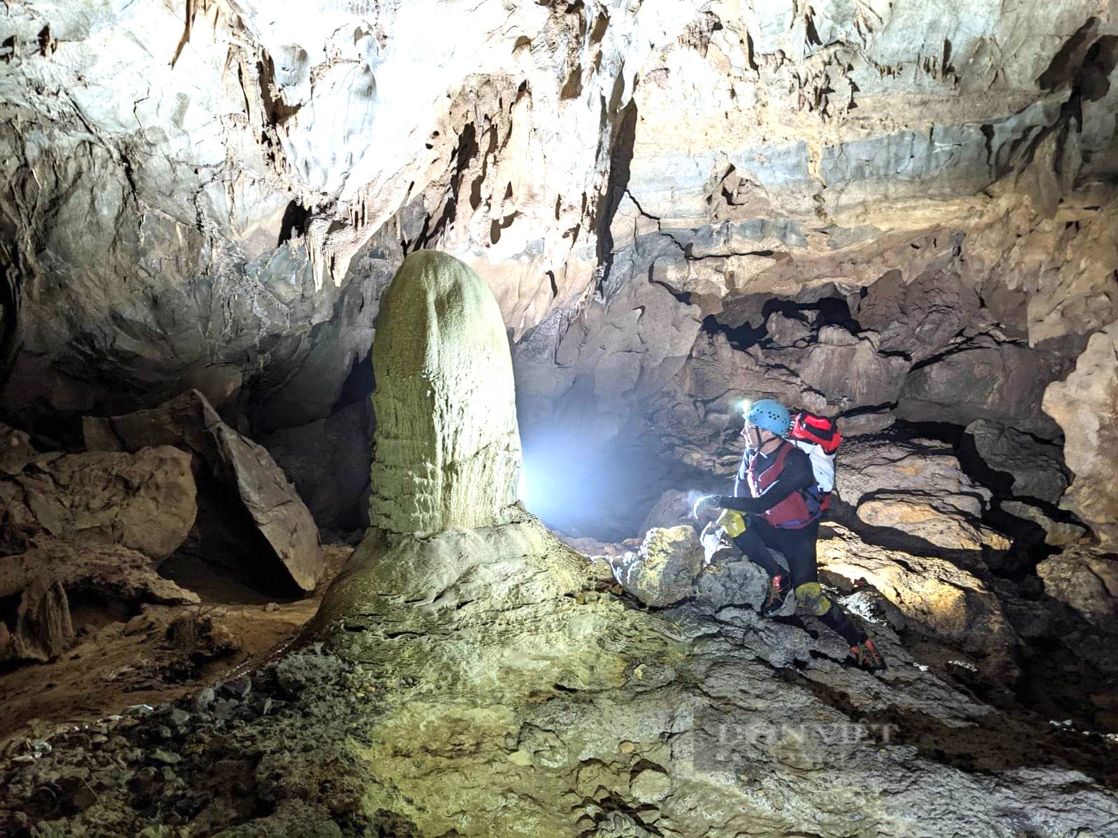 Những hình ảnh mới nhất về hệ thống hang động còn nguyên sơ vừa phát hiện ở Quảng Bình - Ảnh 3.
