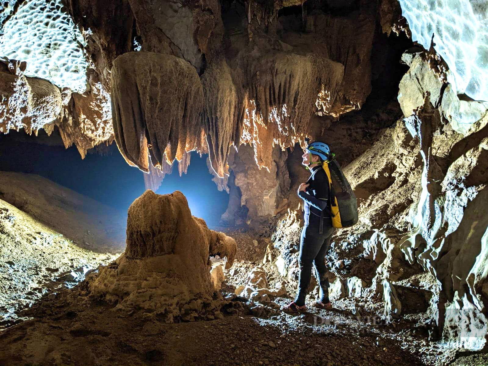 Những hình ảnh mới nhất về hệ thống hang động còn nguyên sơ vừa phát hiện ở Quảng Bình - Ảnh 4.