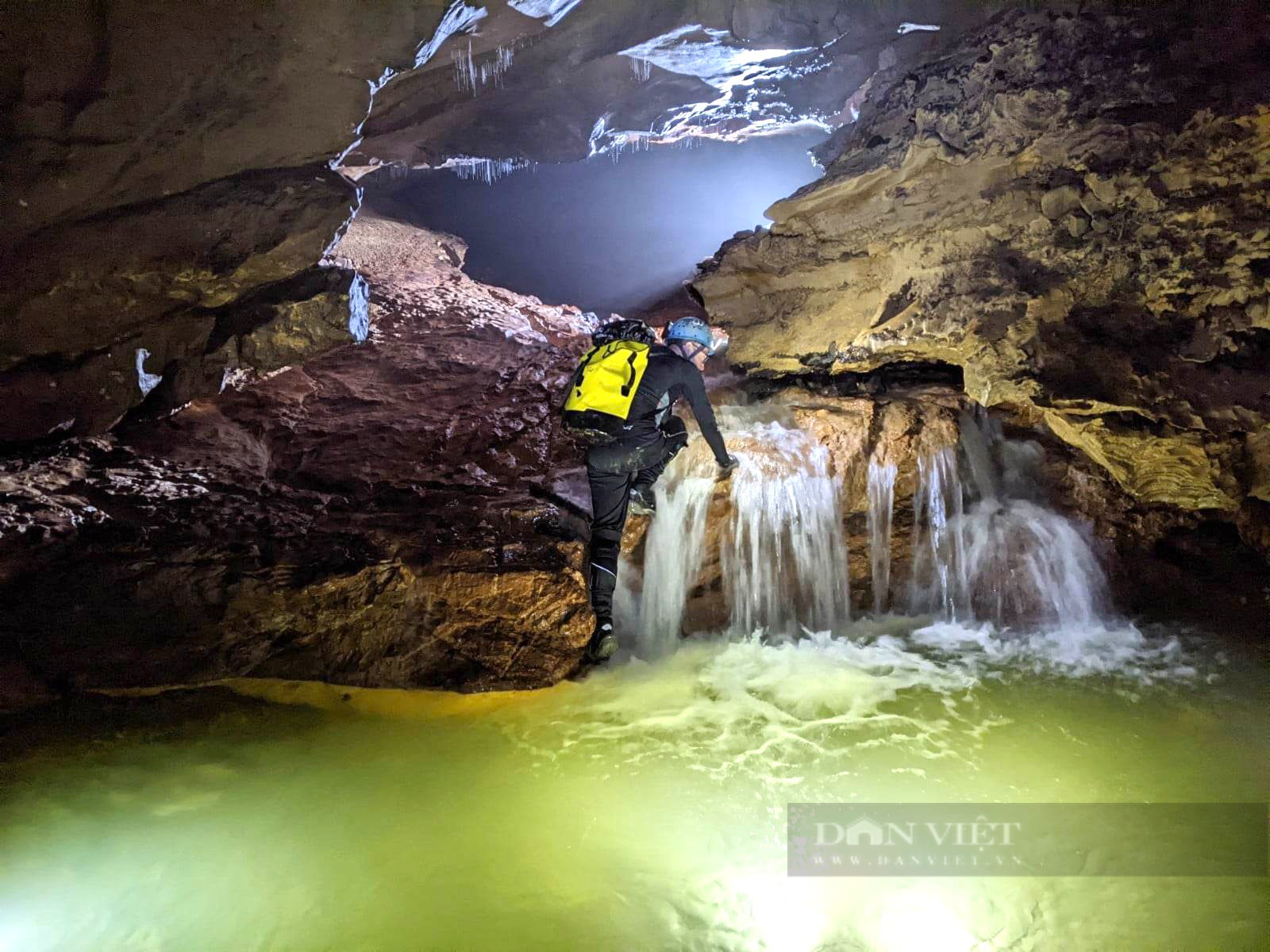 Những hình ảnh mới nhất về hệ thống hang động còn nguyên sơ vừa phát hiện ở Quảng Bình - Ảnh 5.