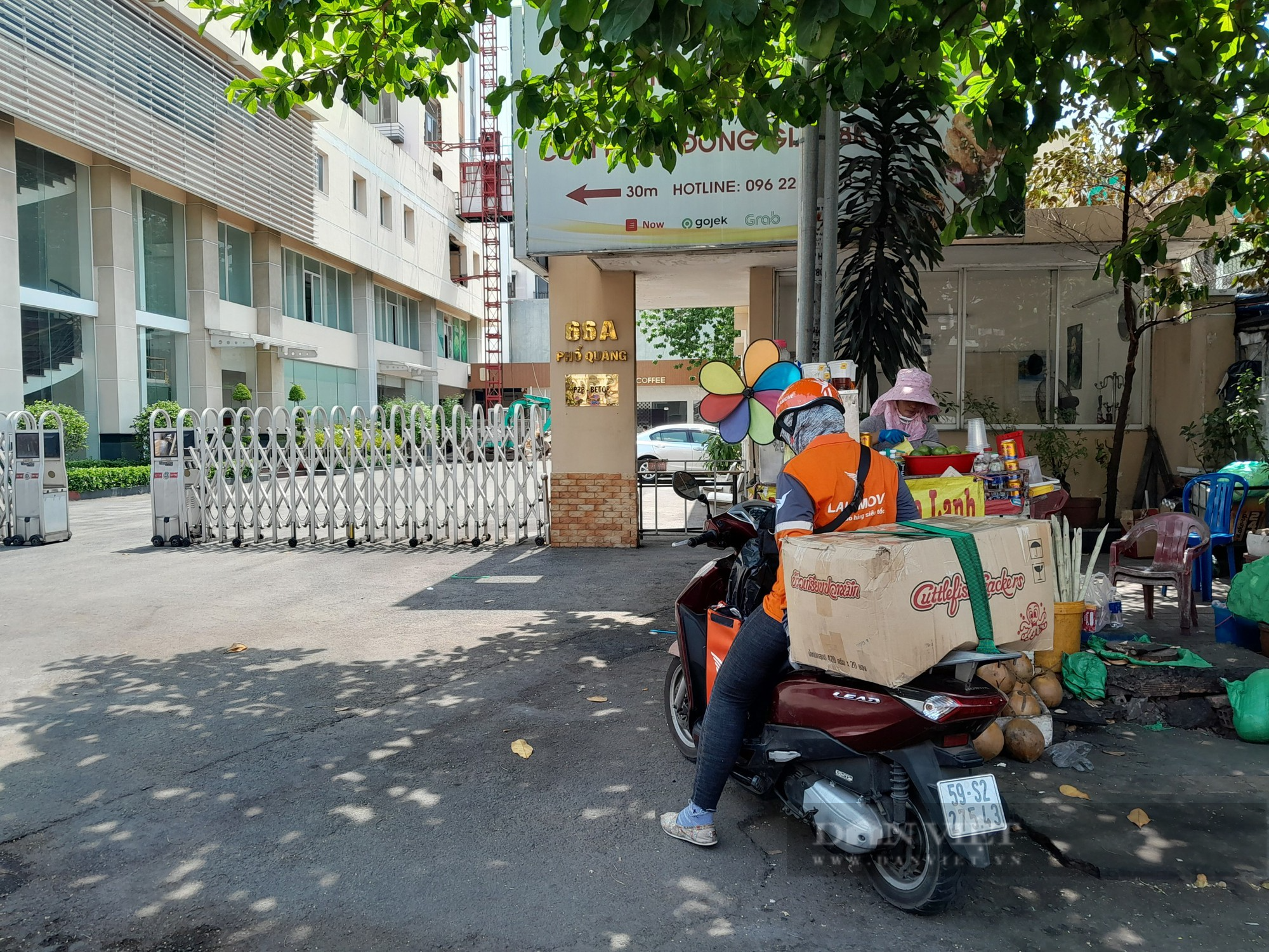 TP.HCM: Nắng gắt kéo dài, nước giải khát, kính râm bán chạy - Ảnh 3.