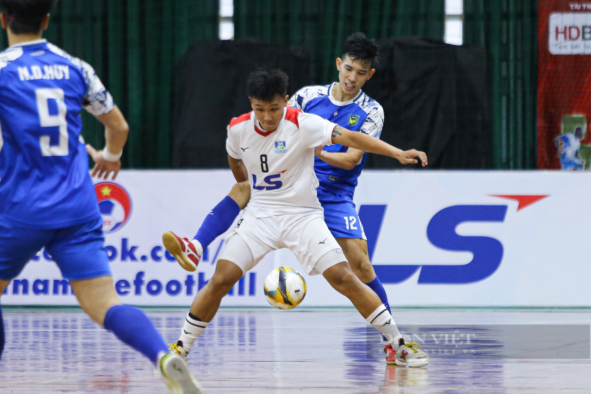 Lăng mạ trọng tài, ngôi sao World Cup Nguyễn Minh Trí bị phạt nặng - Ảnh 1.