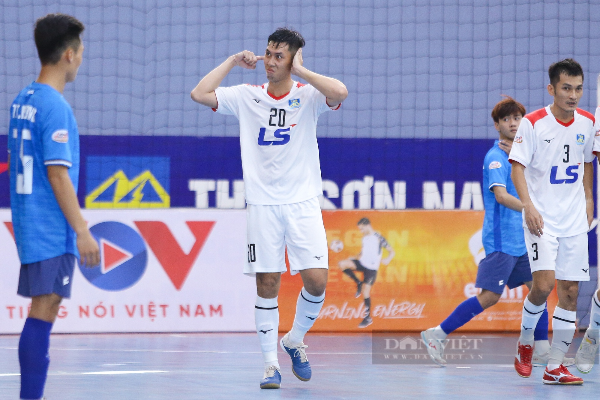 Lăng mạ trọng tài, ngôi sao World Cup Nguyễn Minh Trí bị phạt nặng - Ảnh 4.