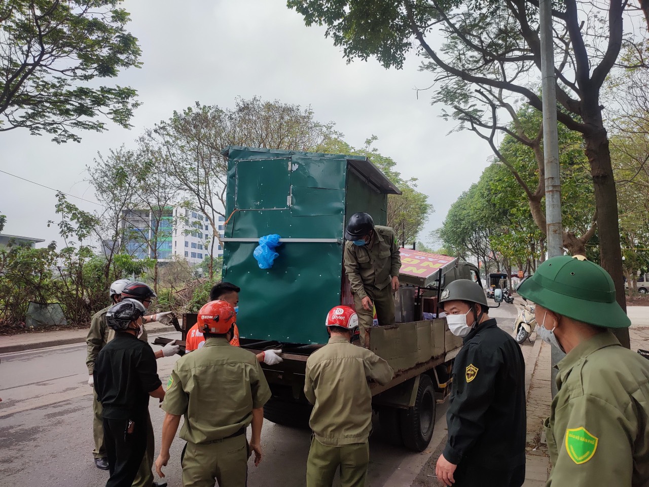 Công cuộc giành lại vỉa hè ở phường đông dân nhất Hà Nội ra sao? - Ảnh 1.