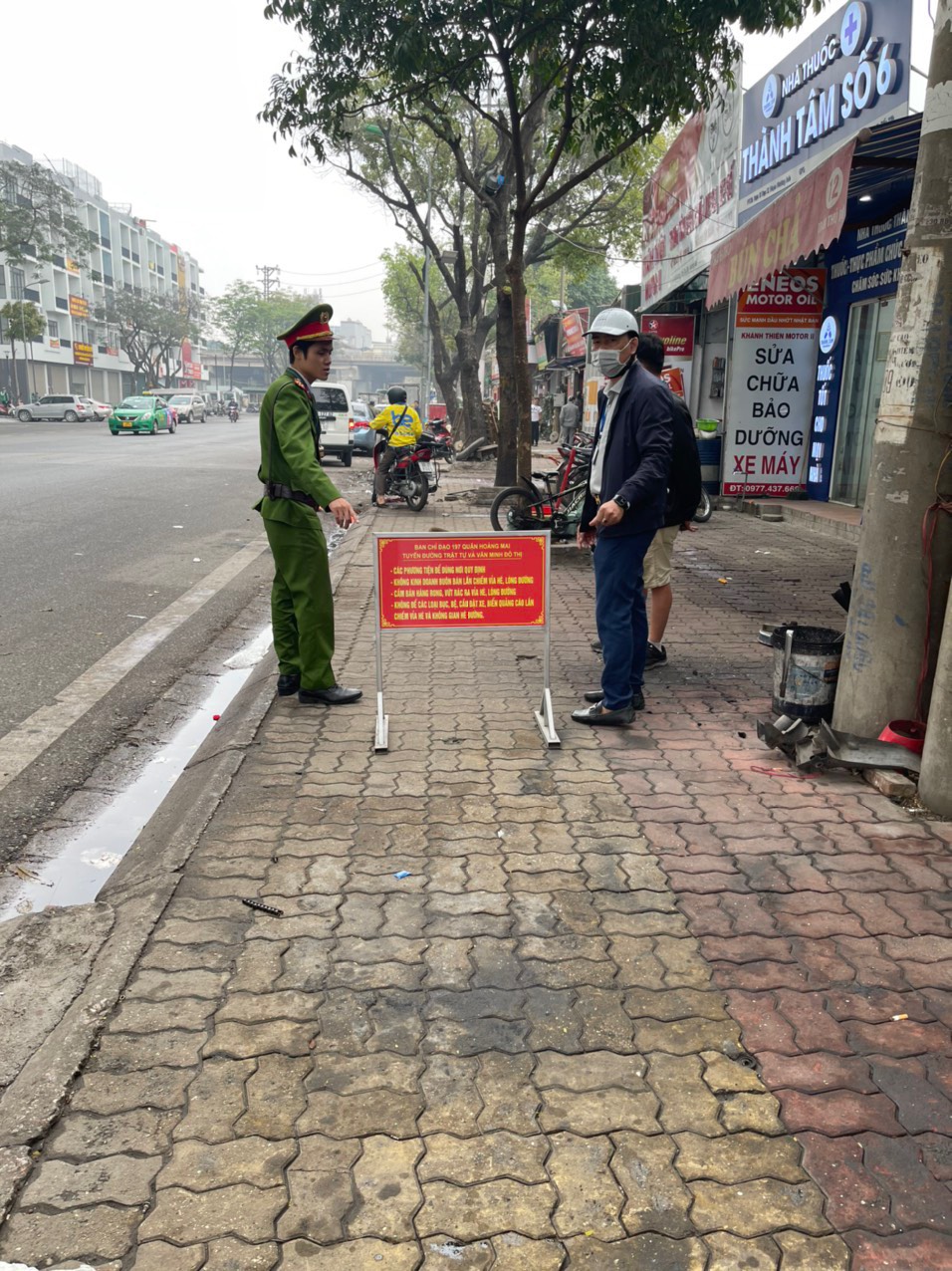 Công cuộc giành lại vỉa hè ở phường đông dân nhất Hà Nội ra sao? - Ảnh 3.