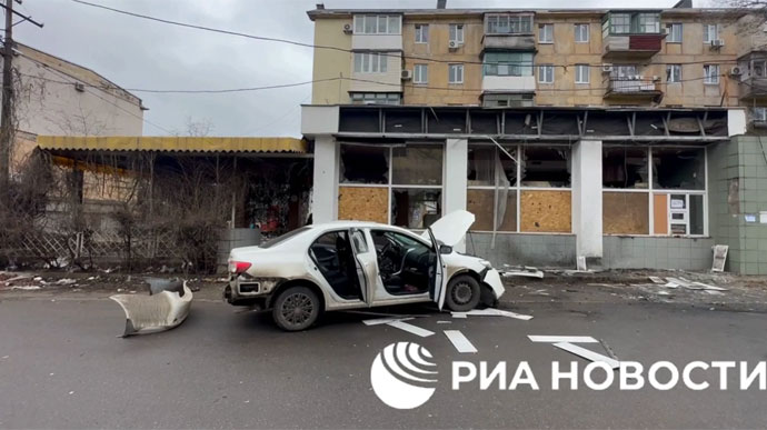 Xe của cảnh sát trưởng do Nga bổ nhiệm ở Mariupol, miền Nam Ukraine bị nổ tung - Ảnh 1.