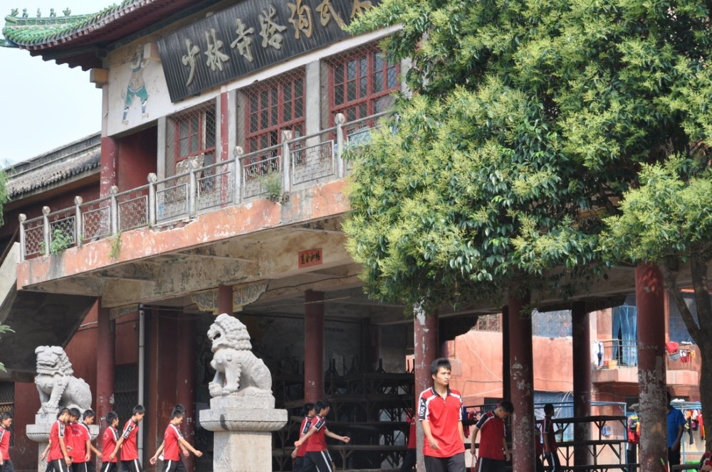 Trường dạy võ Thiếu Lâm lớn nhất Trung Quốc thành lập  năm nào, tọa lạc tại đâu? - Ảnh 1.