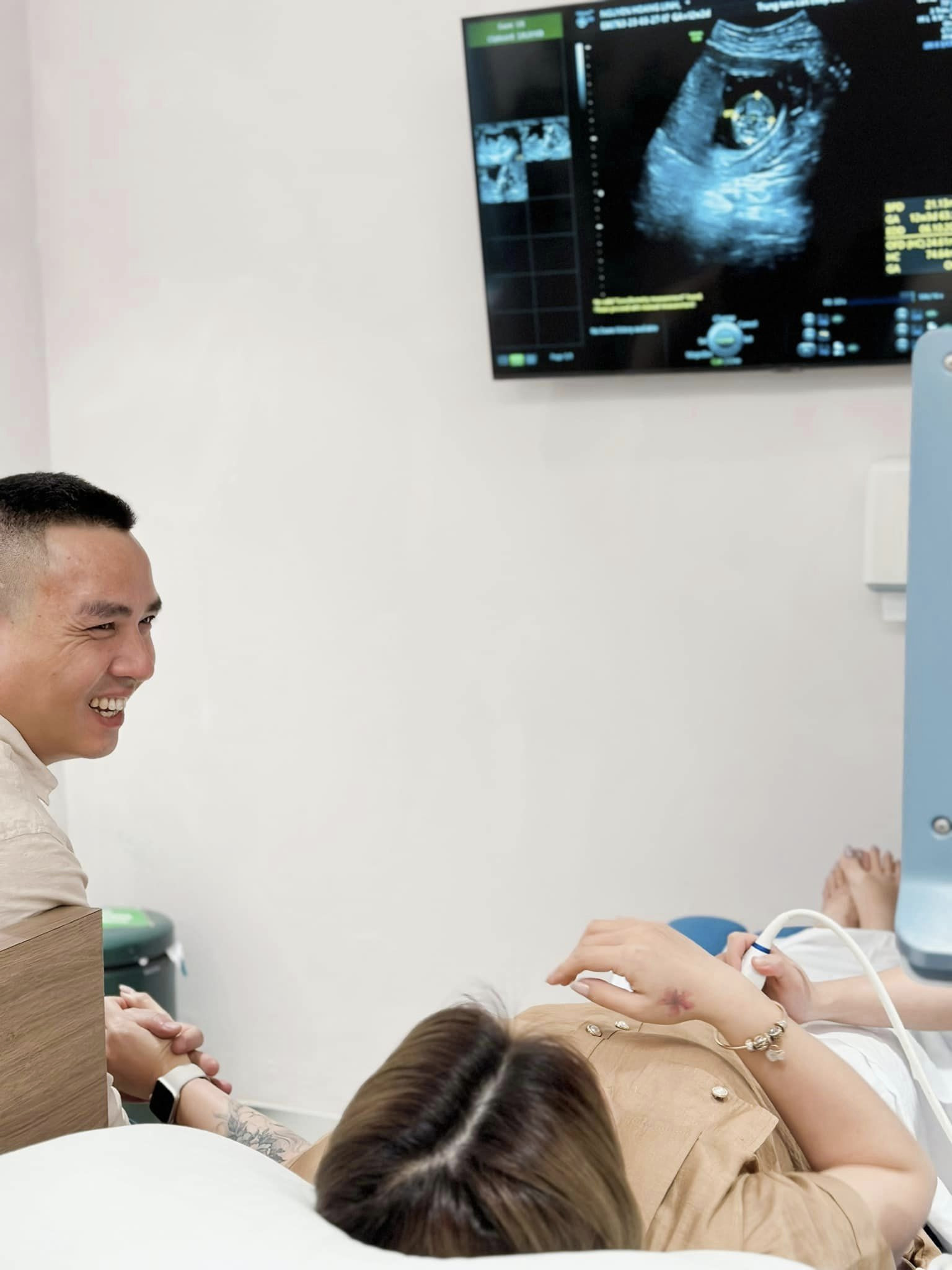 Mang thai lần 2, MC Hoàng Linh bật mí khoảnh khắc thú vị khi ông xã thấy hình ảnh siêu âm em bé - Ảnh 2.
