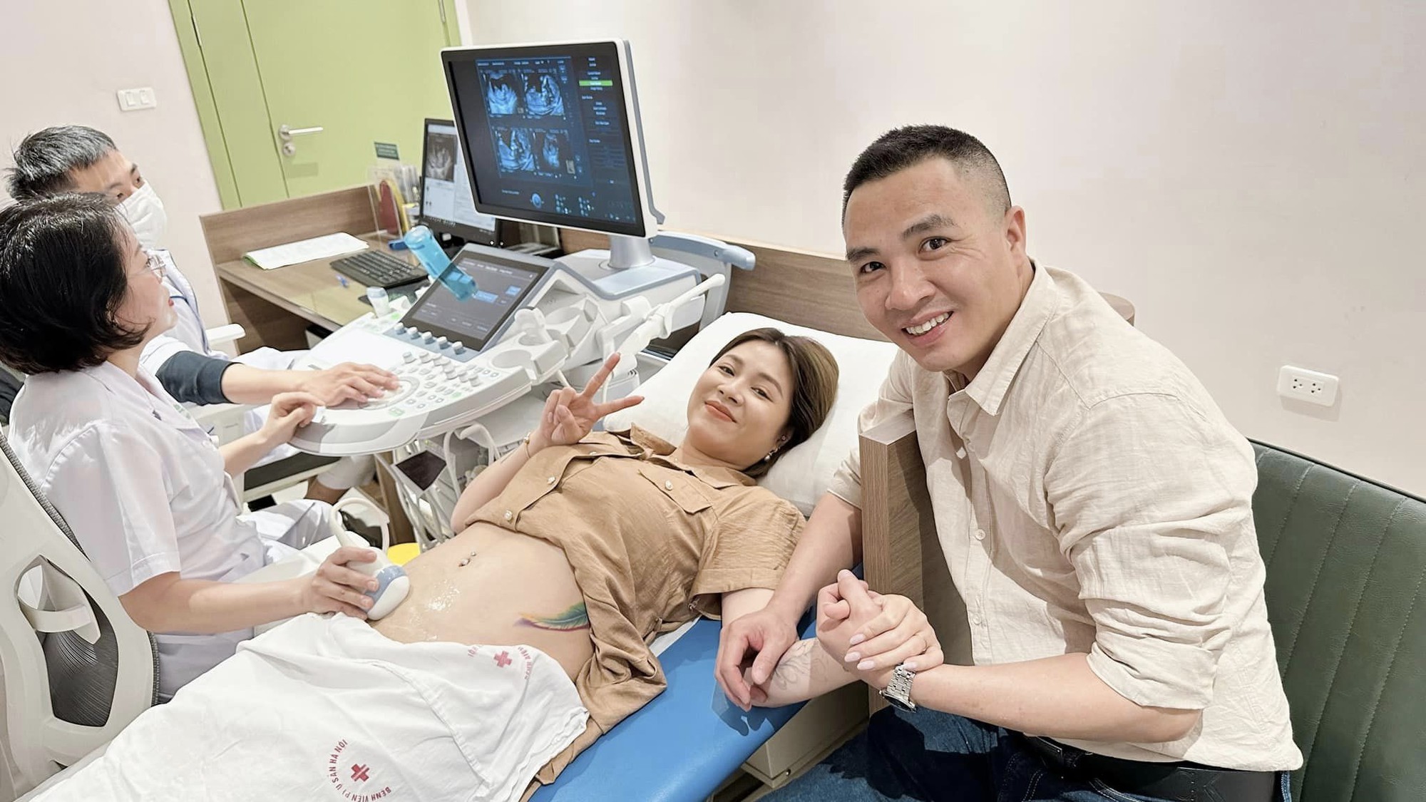 Mang thai lần 2, MC Hoàng Linh bật mí khoảnh khắc thú vị khi ông xã thấy hình ảnh siêu âm em bé - Ảnh 1.