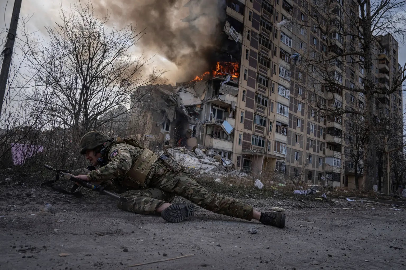 Thành phố tiền tuyến 'hậu tận thế' của Ukraine liên tục hứng tên lửa, Kiev lệnh cho dân thường lập tức làm điều này - Ảnh 1.