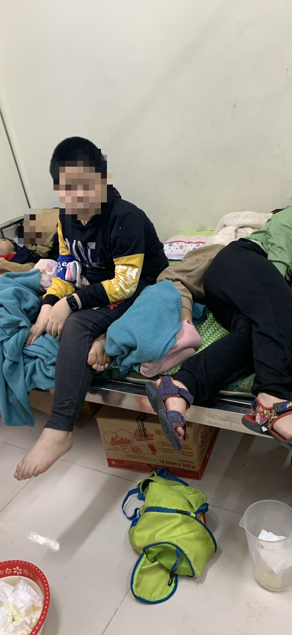 Hà Nội: Hơn 60 học sinh Trường tiểu học Kim Giang bị ngộ độc thực phẩm khi đi dã ngoại về - Ảnh 1.