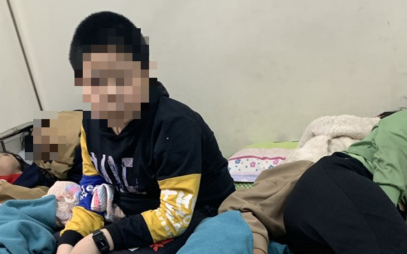Vụ hàng chục học sinh trường Kim Giang nghi bị ngộ độc: "Con tôi kể các bạn nôn, khóc trên xe"
