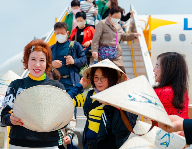 Nha Trang đón 11 chuyến bay charter chở hơn 2.200 khách Hàn Quốc đến du lịch - Ảnh 1.