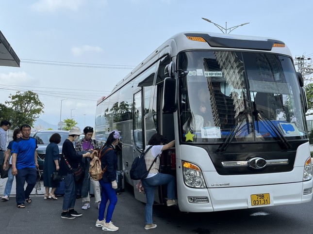 Nha Trang đón 11 chuyến bay charter chở hơn 2.200 khách Hàn Quốc đến du lịch - Ảnh 3.