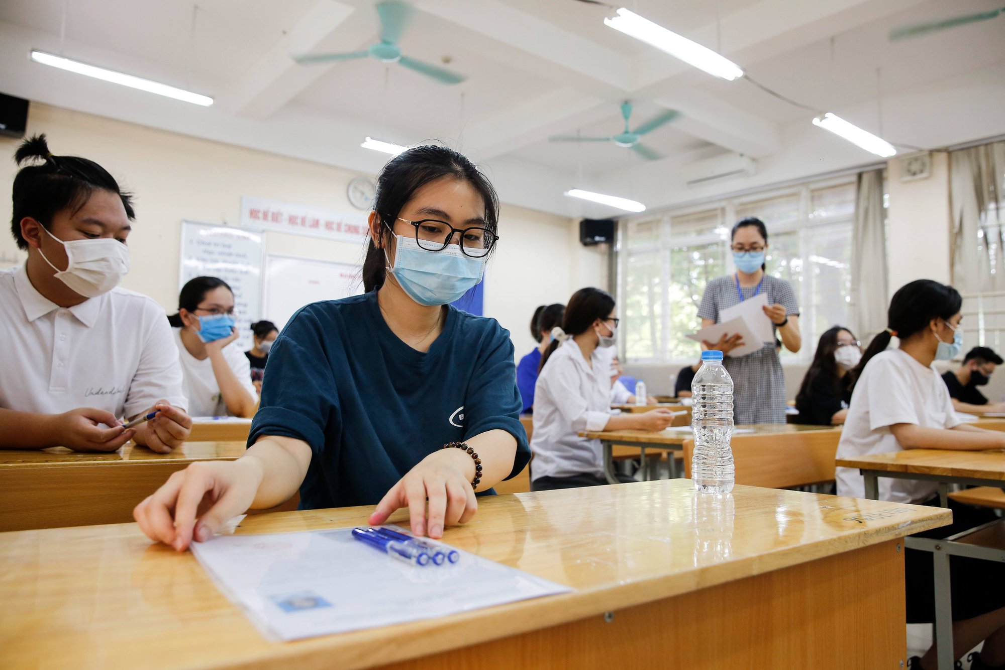 Sửa đổi, bổ sung Quy chế thi tốt nghiệp THPT: Vật dụng mang vào phòng thi, đối tượng ưu tiên - Ảnh 1.