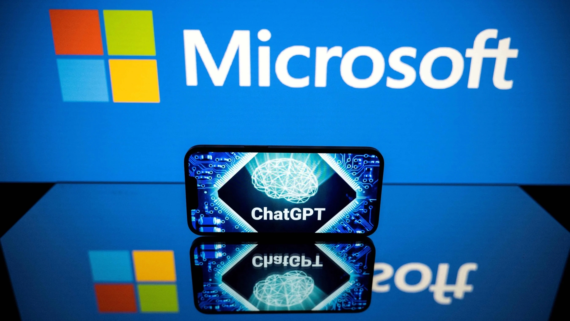 Công cụ chatbot AI mới Microsoft Security Copilot dựa trên GPT-4- mô hình ngôn ngữ lớn mới nhất từ OpenAI — trong đó Microsoft đã đầu tư hàng tỷ đô la, và dựa trên một mô hình dành riêng cho bảo mật mà Microsoft đã xây dựng bằng cách sử dụng dữ liệu hoạt động hàng ngày mà họ thu thập. Ảnh: @AFP.