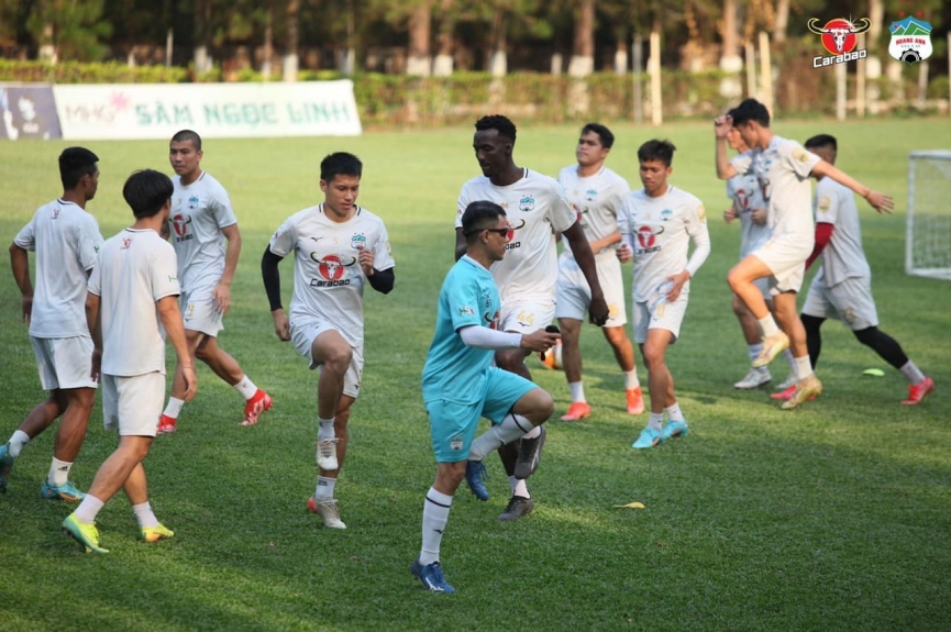 V.League 2023 sắp thi đấu trở lại, HLV Kiatisak làm ngay 1 điều với HAGL - Ảnh 2.