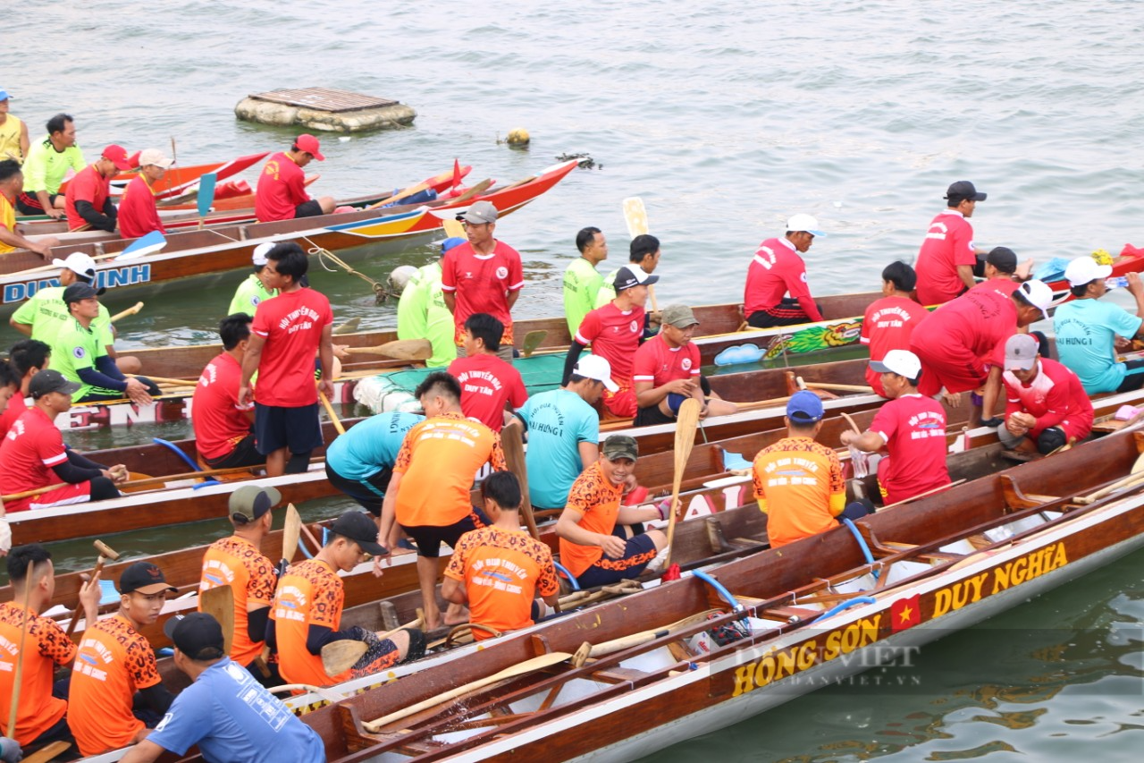 Đà Nẵng: Hàng nhìn người chen chúc xem đua thuyền trên sông Hàn - Ảnh 2.