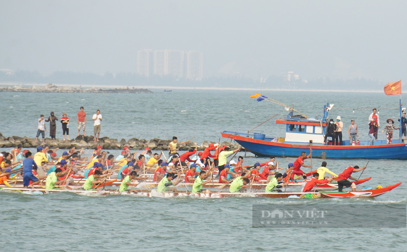Đà Nẵng: Hàng nhìn người chen chúc xem đua thuyền trên sông Hàn - Ảnh 4.