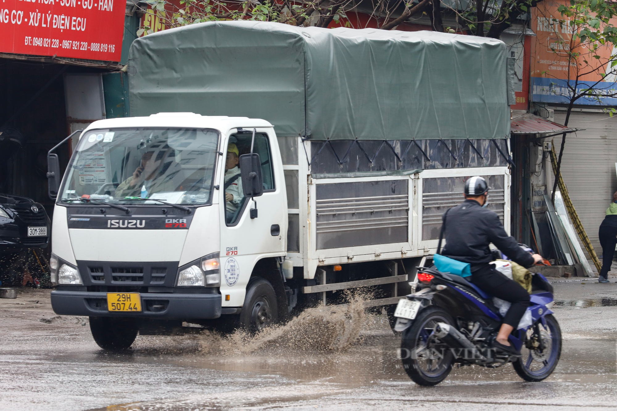 Đoạn đường &quot;đau khổ&quot; thử thách tay lái người dân Thủ đô sau cơn mưa - Ảnh 8.