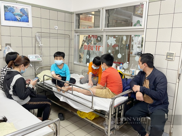 Tin mới nhất về vụ hơn 50 học sinh Trường Tiểu học Kim Giang bị ngộ độc thực phẩm - Ảnh 1.
