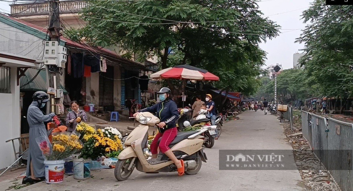 Chợ cóc, chợ tạm tự phát trên vỉa hè Hà Nội - Ảnh 4.