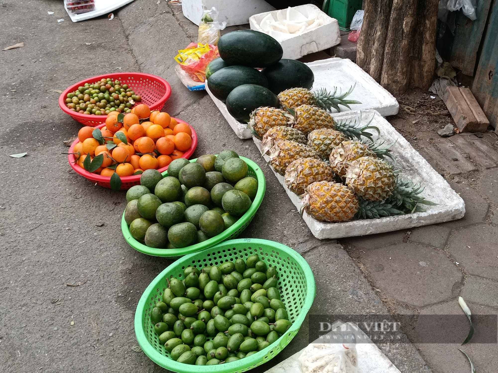 Chợ cóc, chợ tạm tự phát trên vỉa hè Hà Nội - Ảnh 5.