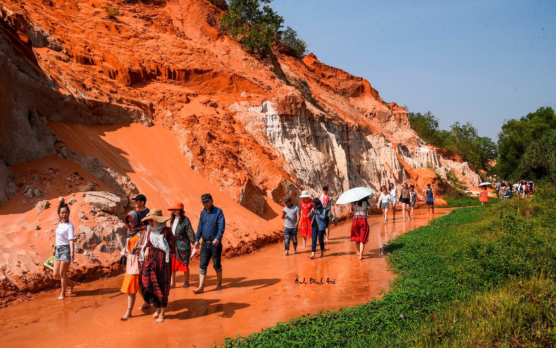 Đây là dòng suối nổi tiếng, lạ nhất Bình Thuận, nước mát ngay dưới cát nóng, chưa bao giờ có lũ