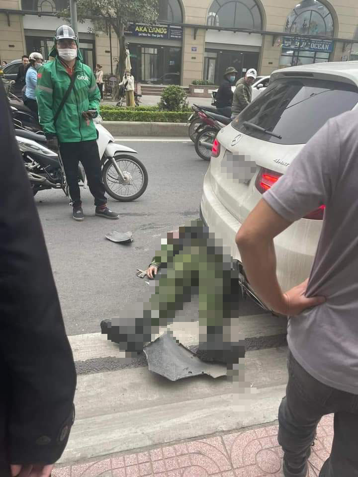 Chi tiết vụ nam bảo vệ bị tài xế lái ô tô đâm gục ở Hà Nội - Ảnh 2.