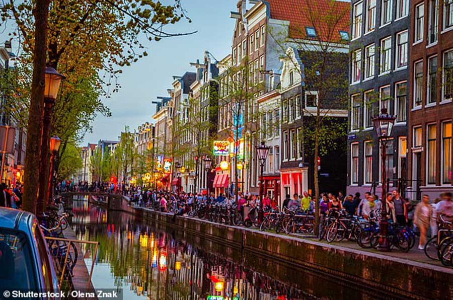 Hà Lan: Amsterdam khuyến cáo du khách Anh tránh xa các kỳ nghỉ “đèn đỏ” - Ảnh 4.