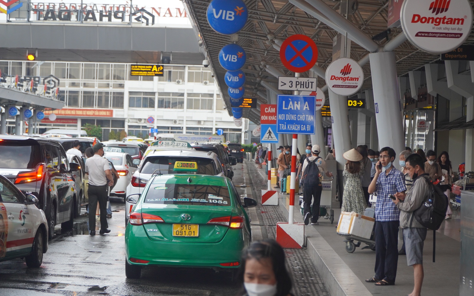 Thu phí taxi ra vào sân bay Tân Sơn Nhất: Đề nghị Cảng vụ hàng không miền Nam giải quyết