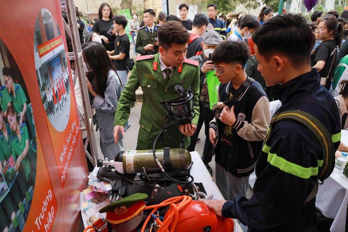 Tuyển sinh trung cấp trường công an 2023: Chỉ tiêu tuyển thẳng bao nhiêu? - Ảnh 2.