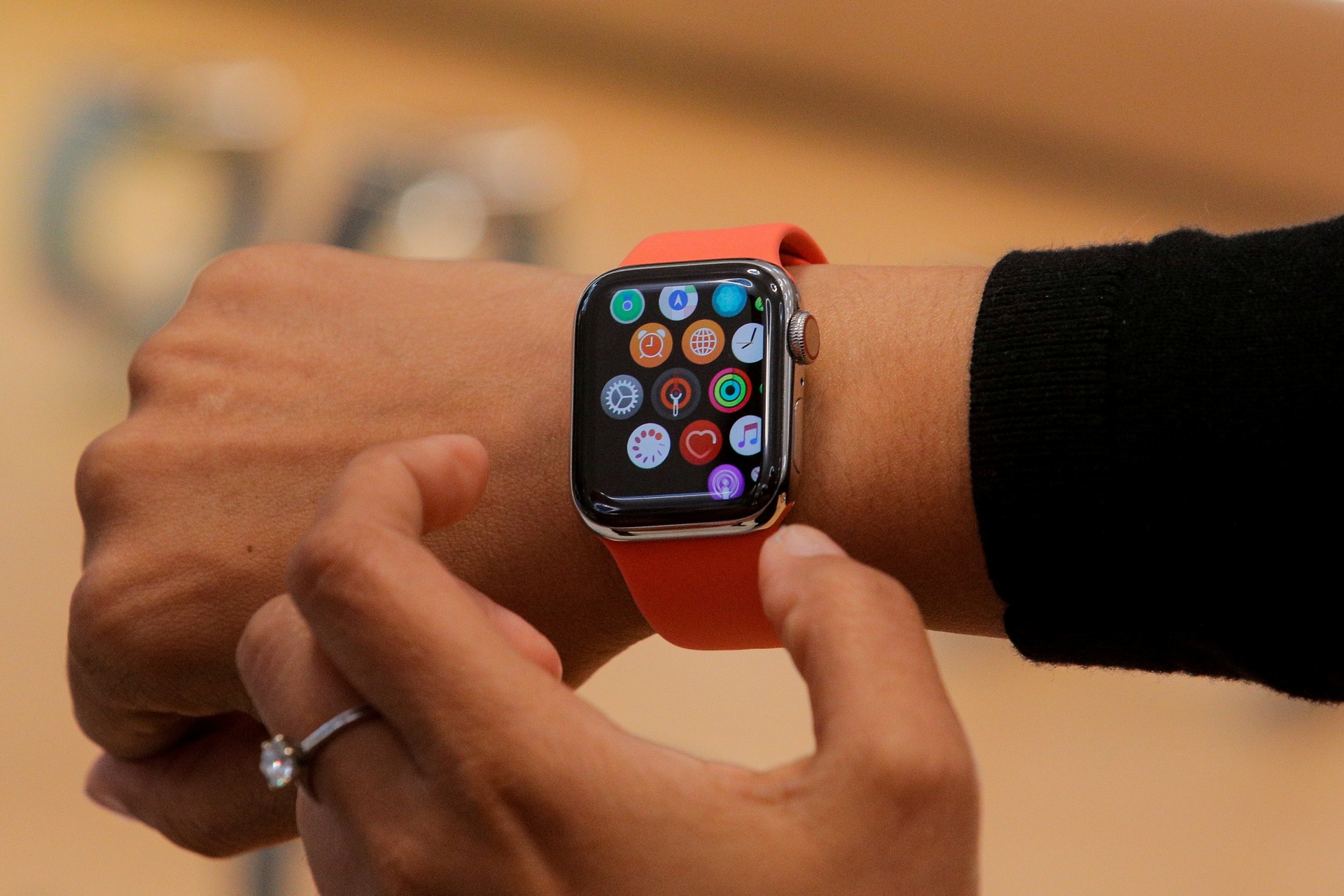 Apple Watch áp đảo các đối thủ tại thị trường Việt Nam - Ảnh 2.