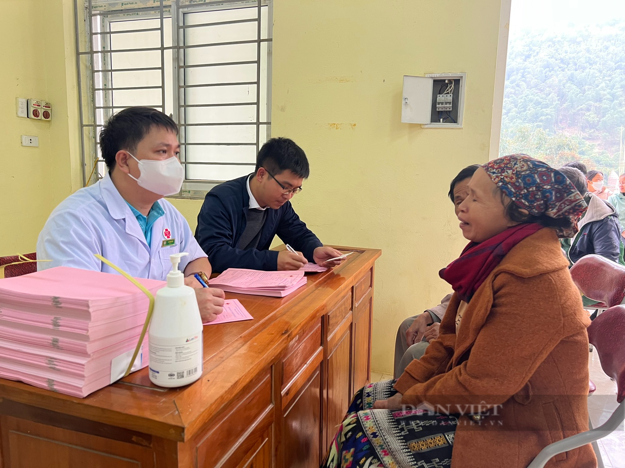 Công ty CP Tập đoàn Medipha khám bệnh, cấp phát thuốc và tặng quà cho bà con nông dân nghèo Quan Sơn - Ảnh 1.